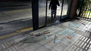 En la inspección se comprobó que los cristales Blíndex estaban rotos