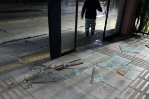 En la inspección se comprobó que los cristales Blíndex estaban rotos