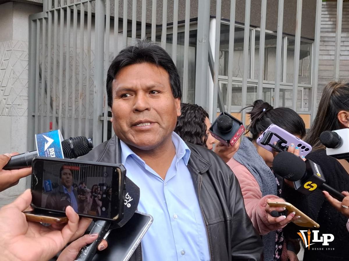 El diputado Gutiérrez en conferencia de prensa