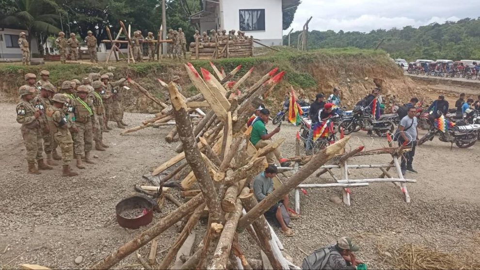 Los civiles primero instalaron una vigilia y luego ingresaron al recinto militar