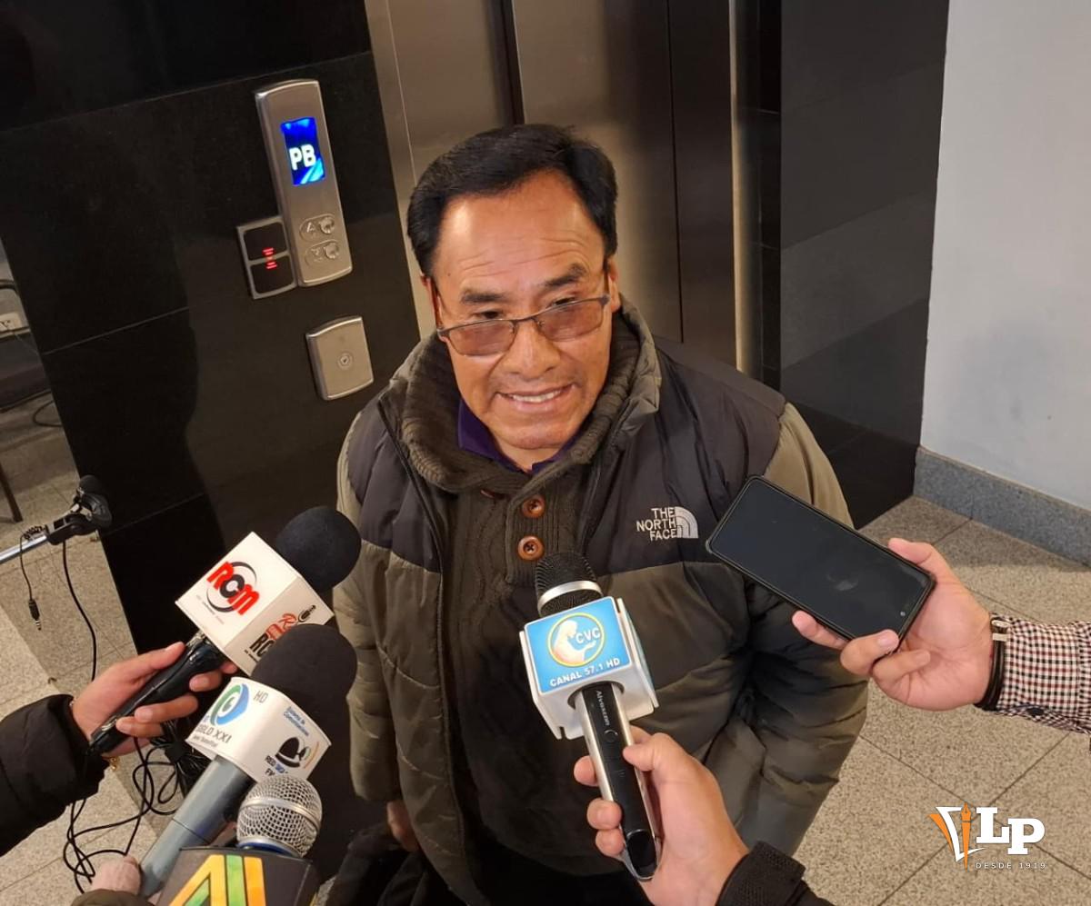 El diputado Huaranca en conferencia de prensa