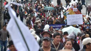 La marcha de los gremiales recorrió el centro paceño pidiendo soluciones