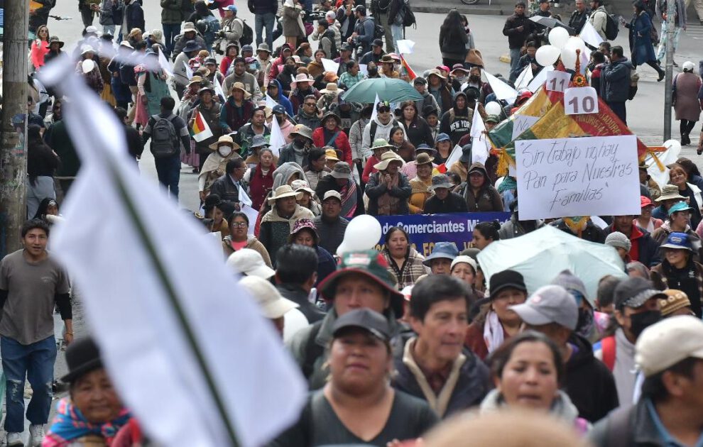 La marcha de los gremiales recorrió el centro paceño pidiendo soluciones