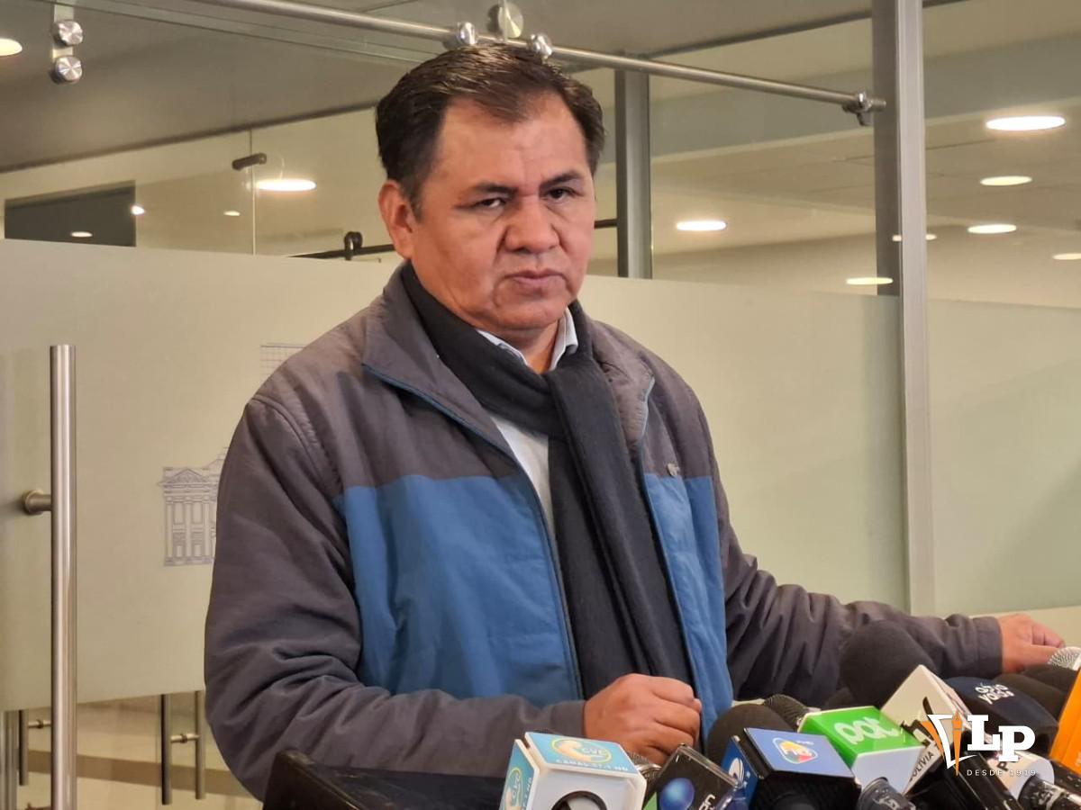 El senador Quispe en conferencia de prensa
