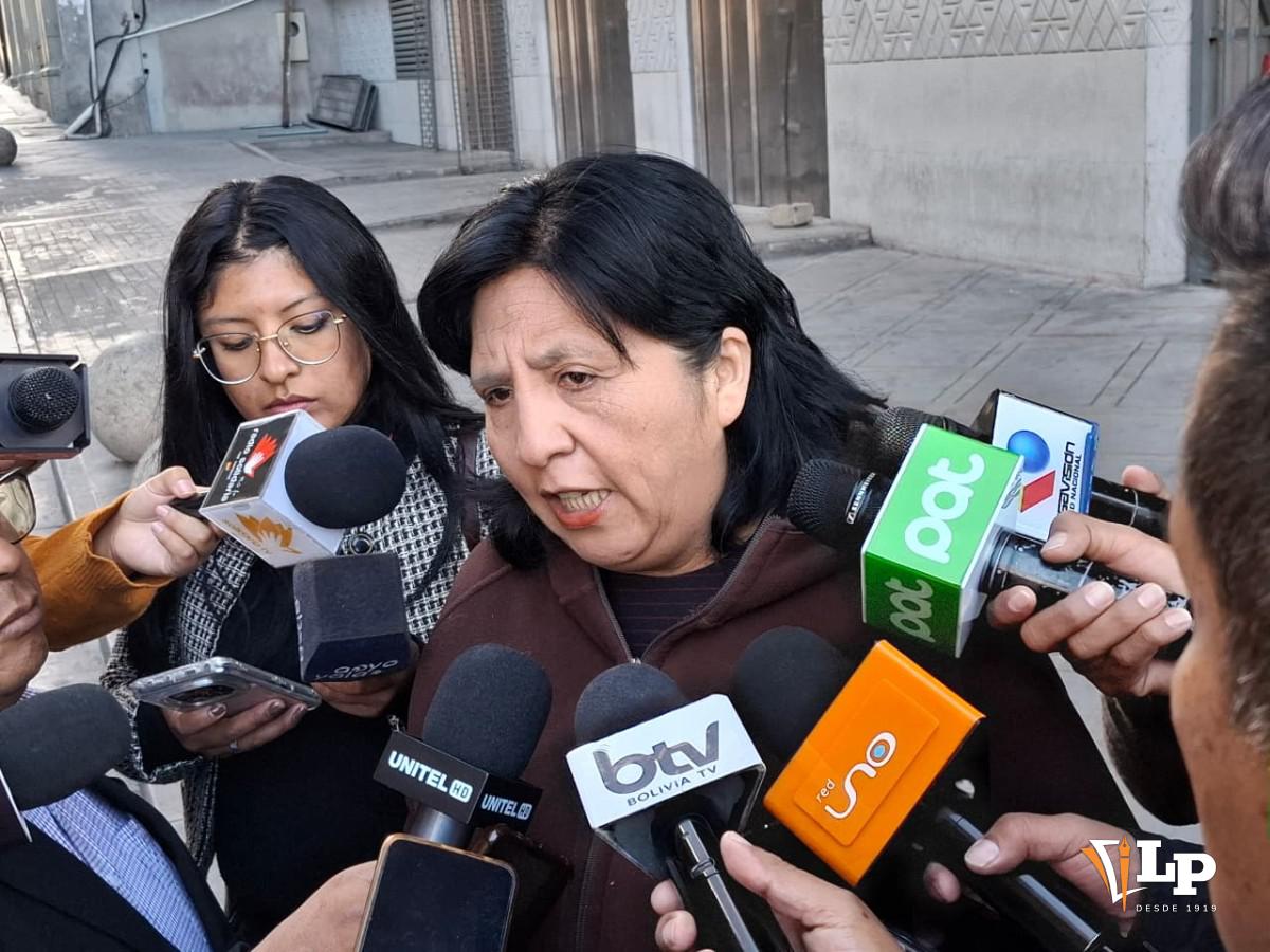 La diputada Bilbao en conferencia de prensa