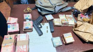Las autoridades hallaron varias mochilas que contenían grandes sumas de dinero