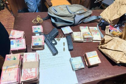 Las autoridades hallaron varias mochilas que contenían grandes sumas de dinero