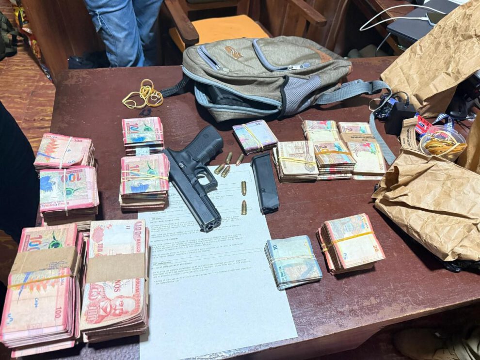 Las autoridades hallaron varias mochilas que contenían grandes sumas de dinero