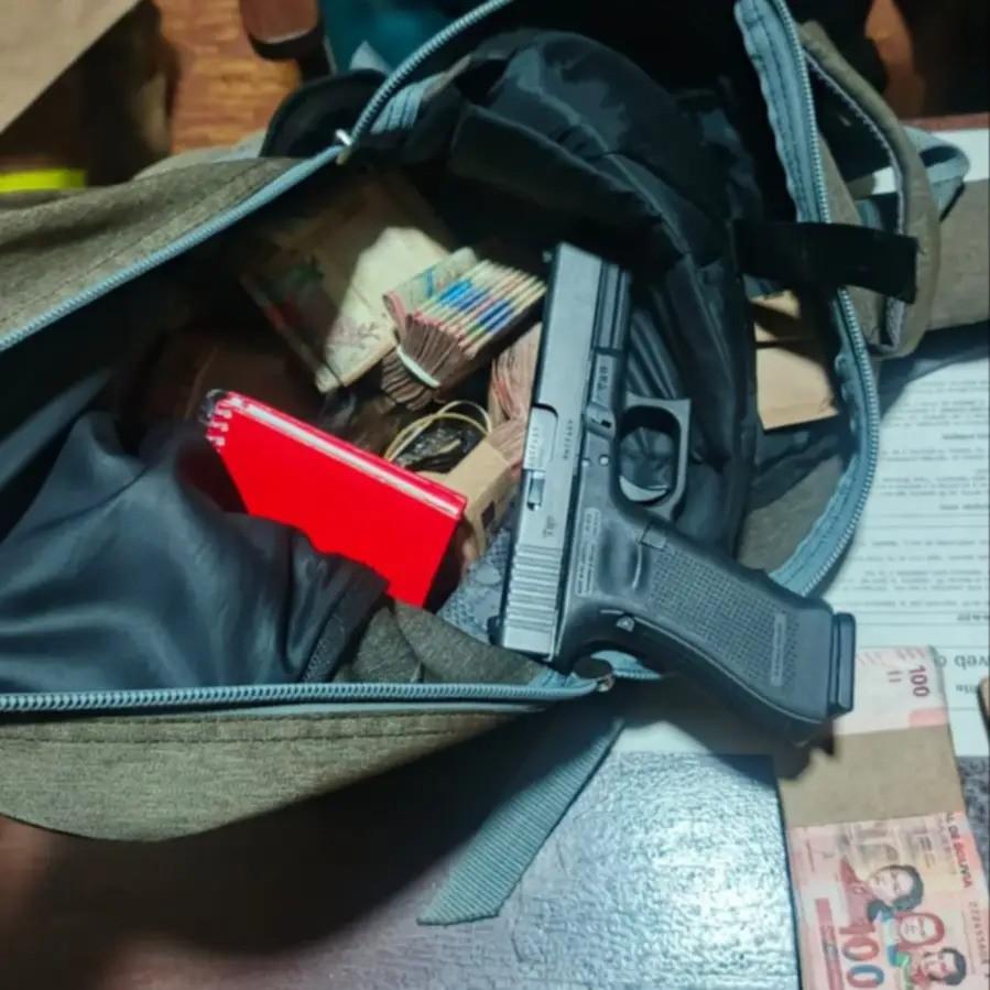 Una de las mochilas en la que se hallo una gran cantidad de dinero