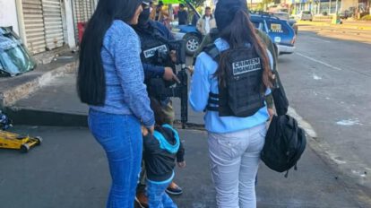 Una mujer que iba acompañada de su hijo sufrió el robo de su teléfono móvil a bordo de un microbús