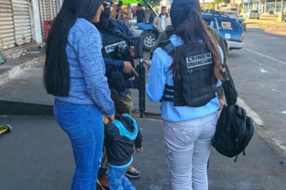 Una mujer que iba acompañada de su hijo sufrió el robo de su teléfono móvil a bordo de un microbús
