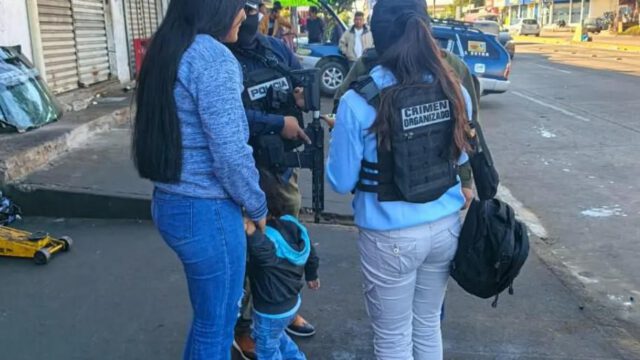 Una mujer que iba acompañada de su hijo sufrió el robo de su teléfono móvil a bordo de un microbús
