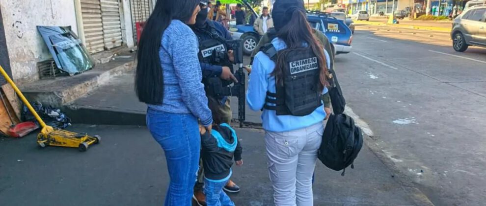 Una mujer que iba acompañada de su hijo sufrió el robo de su teléfono móvil a bordo de un microbús
