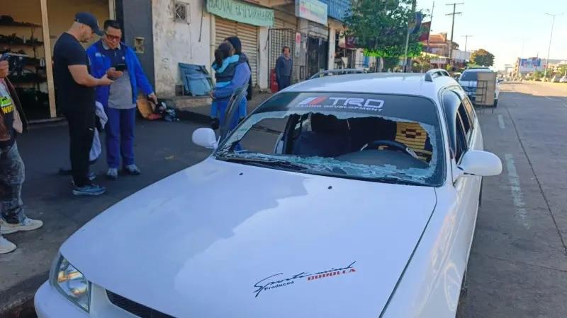 El estado en el que quedo el parabrisas del vehículo perteneciente al taxista
