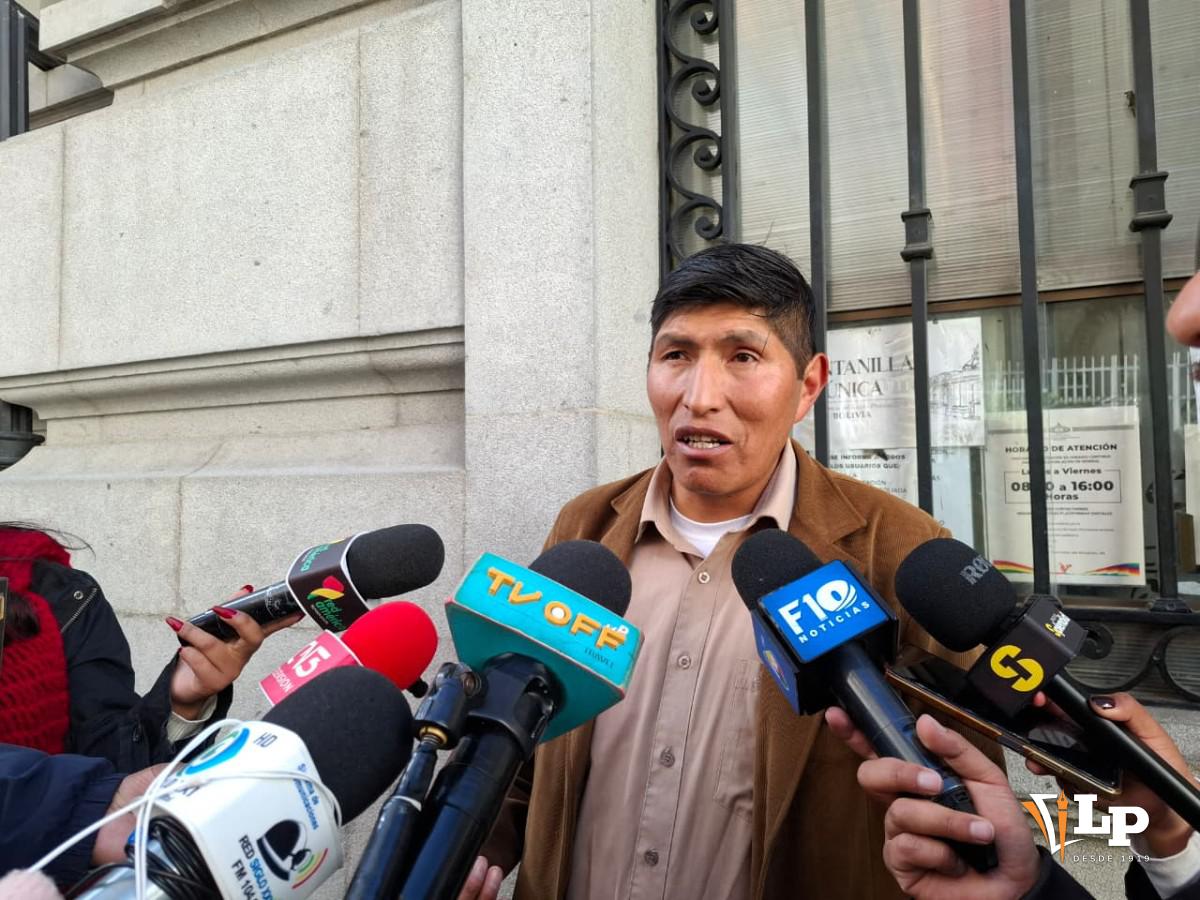 El diputado Fernández en conferencia de prensa