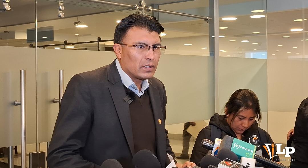 El senador Condori en conferencia de prensa