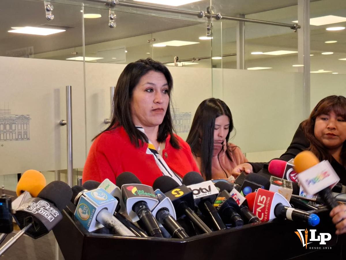 La diputada Arispe en conferencia de prensa