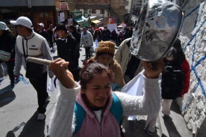 Una mujer marchando con una olla vacía