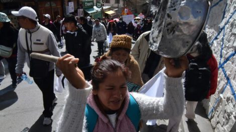 Una mujer marchando con una olla vacía