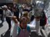 Una mujer marchando con una olla vacía