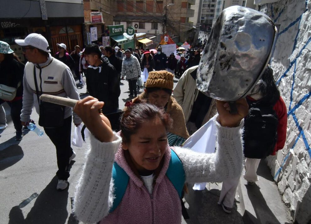 Una mujer marchando con una olla vacía