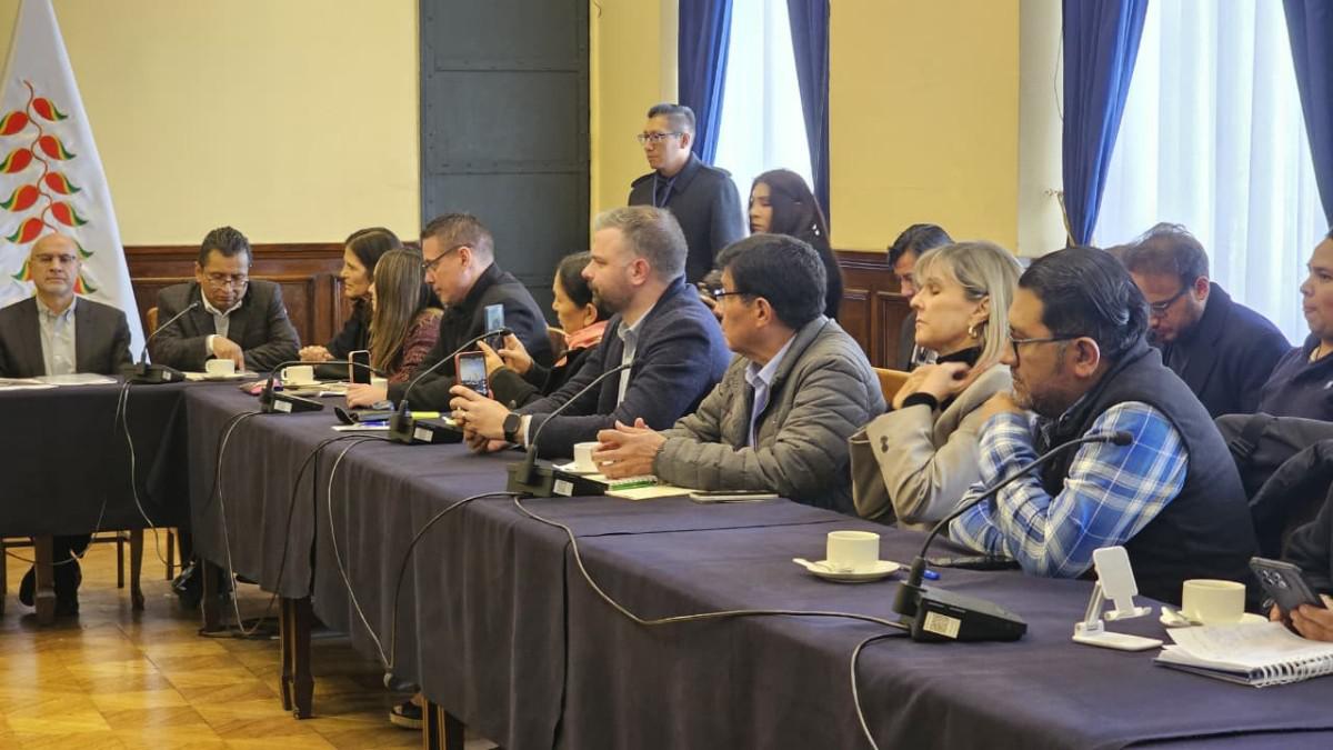 Representantes del Gobierno, el Legislativo y sectores sociales