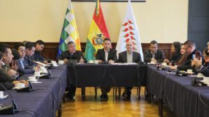 Representantes del Gobierno, el Legislativo y sectores sociales