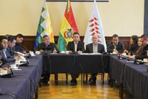 Representantes del Gobierno, el Legislativo y sectores sociales