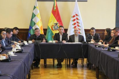 Representantes del Gobierno, el Legislativo y sectores sociales