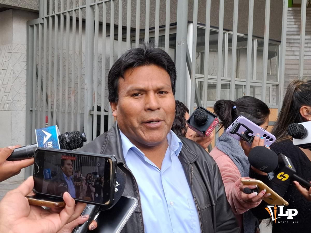 El diputado Gutiérrez en conferencia de prensa