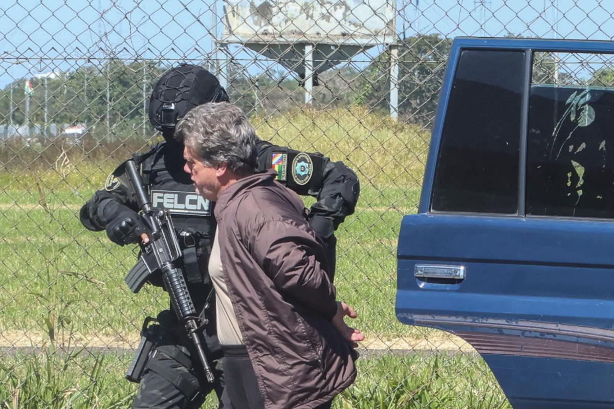 Gerson Palermo (c) fue captado, este 27 de mayo, al ser es custodiado por integrantes de la Felcc
