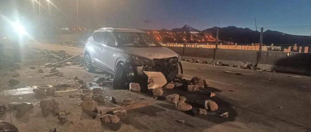 Como consecuencia del impacto, el vehículo sufrió daños materiales de consideración