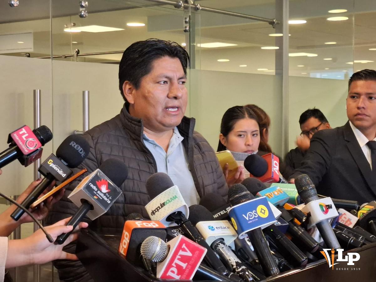 El diputado Ticona en conferencia de prensa