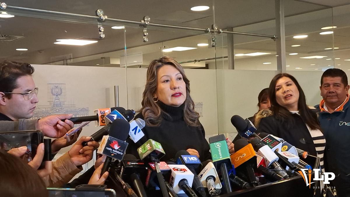 La senadora Mallón  en conferencia de prensa