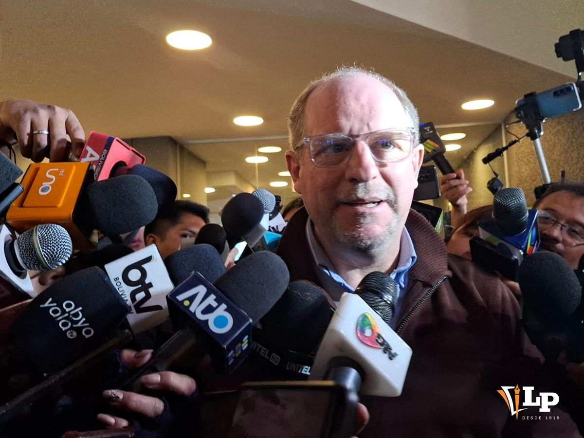 El viceministro Oliva en conferencia de prensa