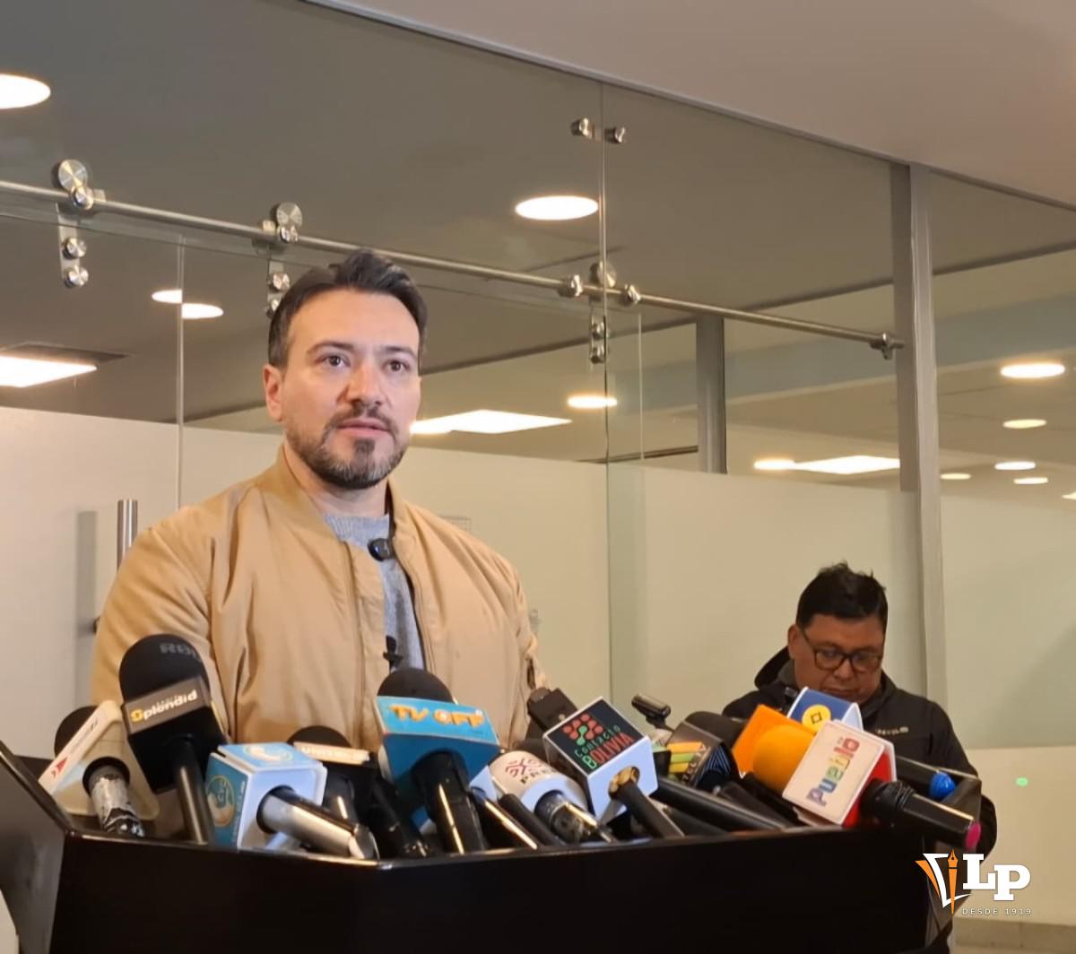 El diputado Reyes en conferencia de prensa