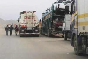 Camiones parados en carreteras por bloqueos
