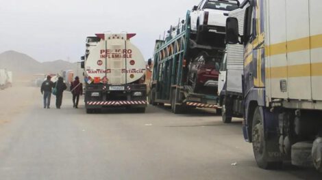 Camiones parados en carreteras por bloqueos