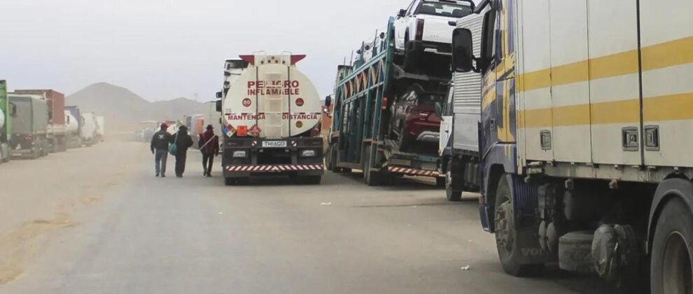 Camiones parados en carreteras por bloqueos