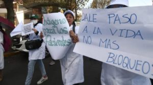 Médicos marchan en La Paz exigiendo el fin de los bloqueos
