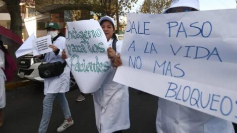 Médicos marchan en La Paz exigiendo el fin de los bloqueos