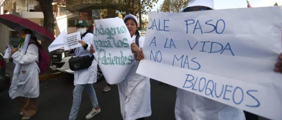 Médicos marchan en La Paz exigiendo el fin de los bloqueos