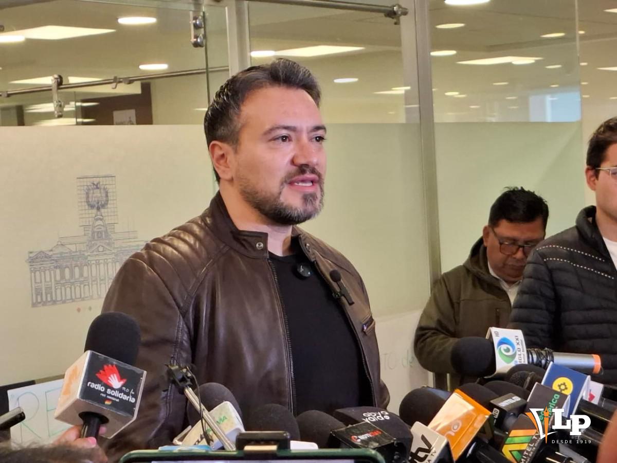 El diputado Reyes en conferencia de prensa