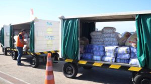 Un integrante de la Defensa Civil de Bolivia descarga alimentos donados por Paraguay en Santa Cruz