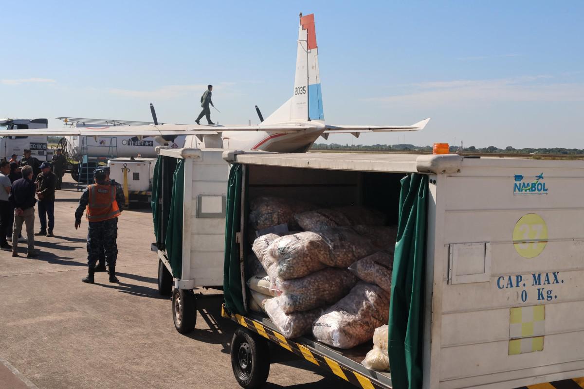 Carretas de Naabol cargadas con paquetes de arroz, fideos y otros víveres