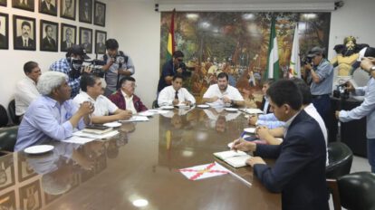 Reunión de los cívicos en Santa Cruz