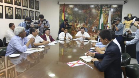 Reunión de los cívicos en Santa Cruz