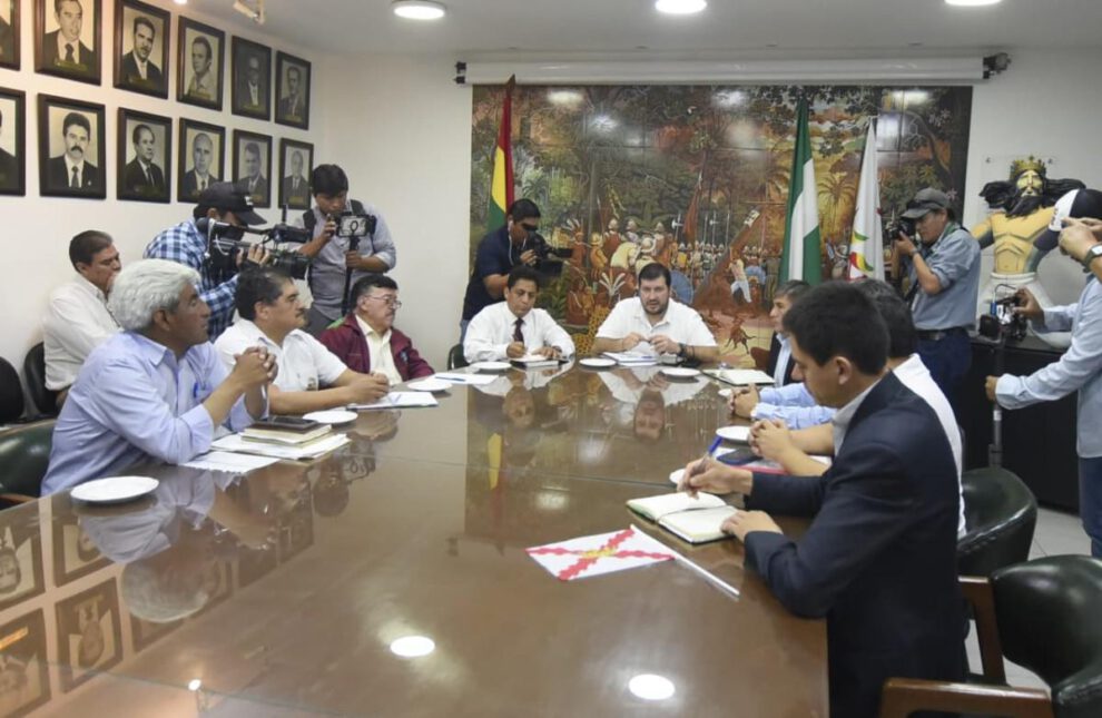 Reunión de los cívicos en Santa Cruz