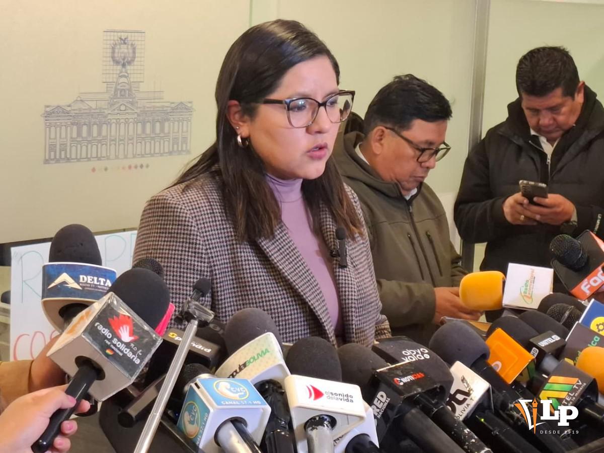 La diputada Claros en conferencia de prensa