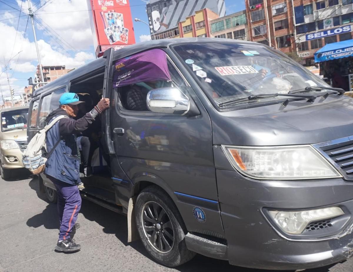 Ciudadanos abordan las unidades de transporte que trabajan pese al paro